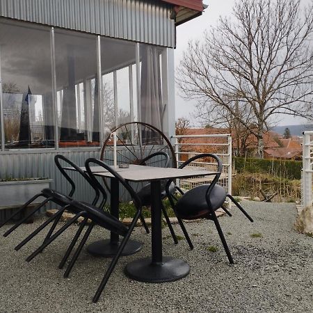 Gîte atypique dans une ancienne serre Orchamps-Vennes Extérieur photo