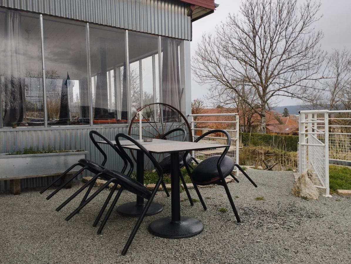 Gîte atypique dans une ancienne serre Orchamps-Vennes Extérieur photo