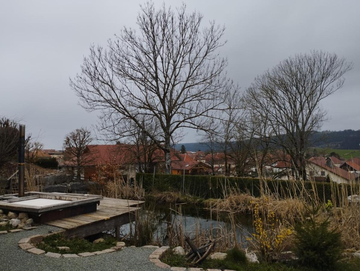Gîte atypique dans une ancienne serre Orchamps-Vennes Extérieur photo